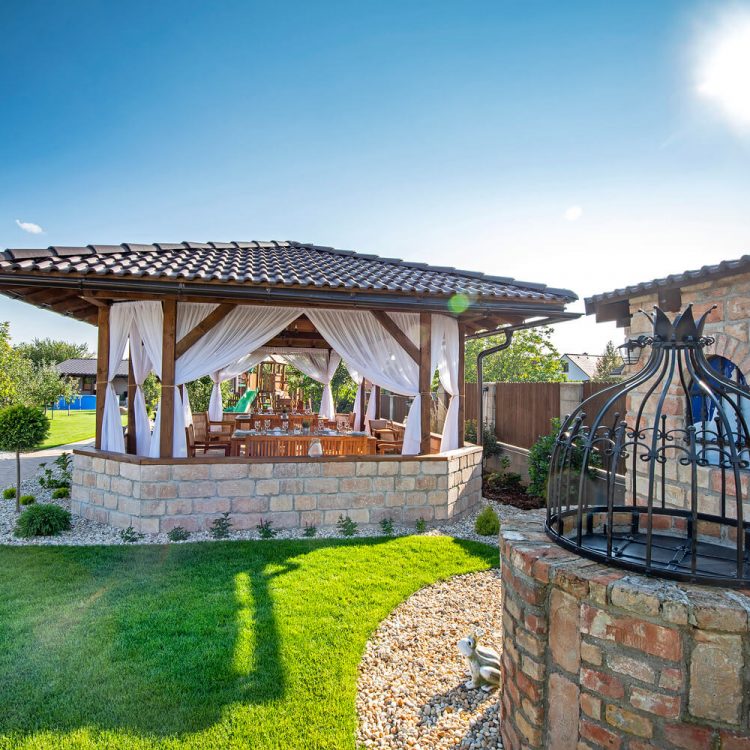 Reštaurácia - vonkajší altánok