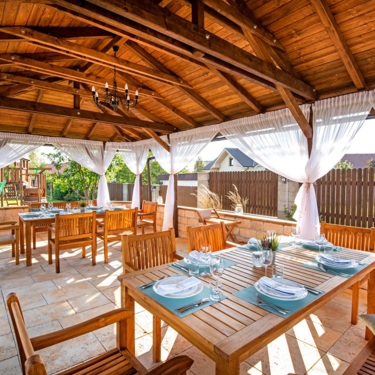 Reštaurácia, ktorá ponúka husacinu v Grobe - vonkajší altánok