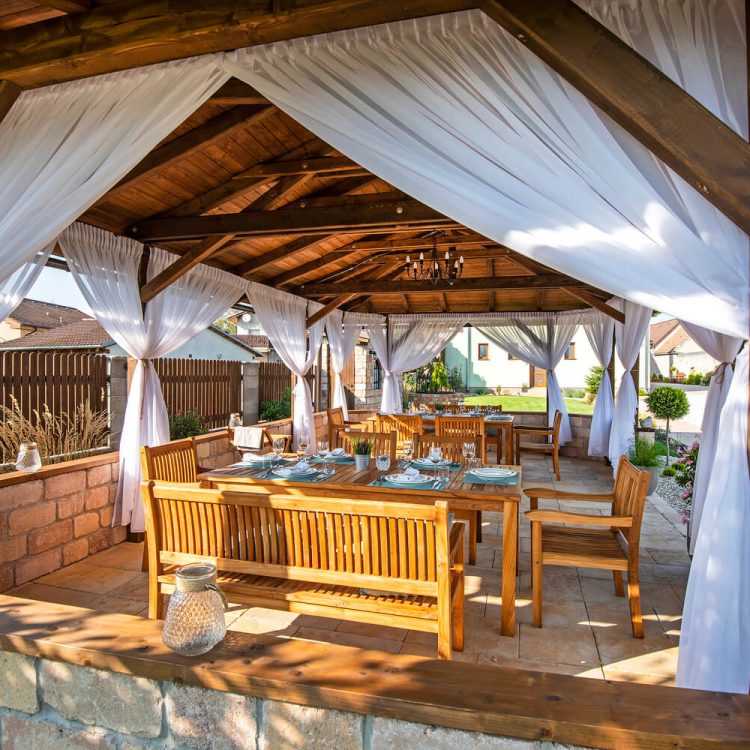 Reštaurácia - vonkajší altánok