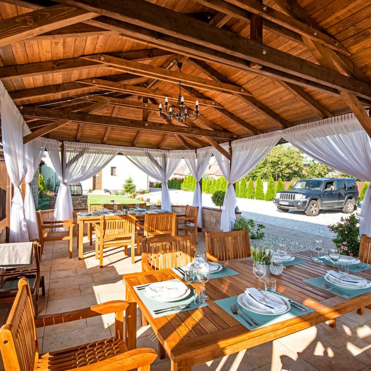 Reštaurácia - vonkajší altánok