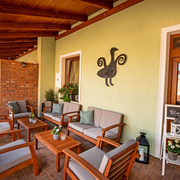 Vstup a sedenie pred reštauráciou Stolček prestri sa