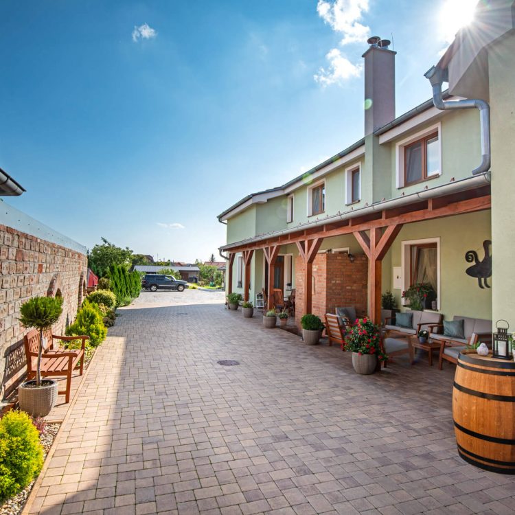 Dvor pred reštauráciou Stolček prestri sa